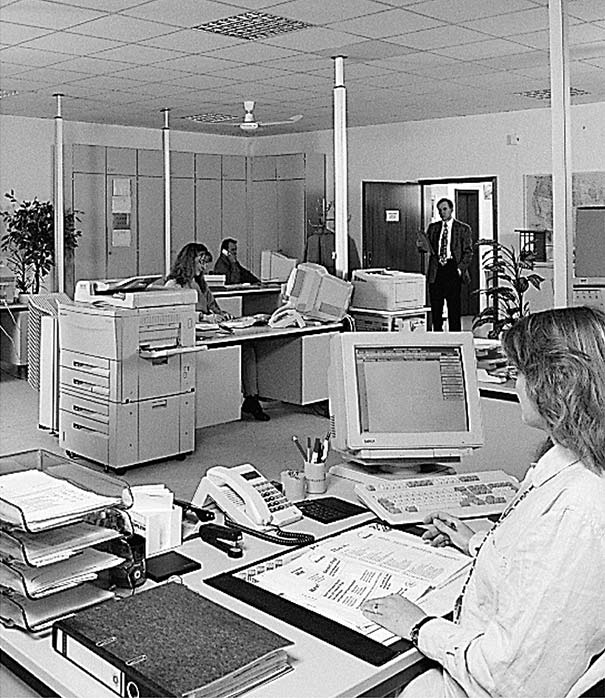 So sah neueste Technik im Jahr 1990 aus: die frisch bezogenen Räume in Rosbach, 1990.