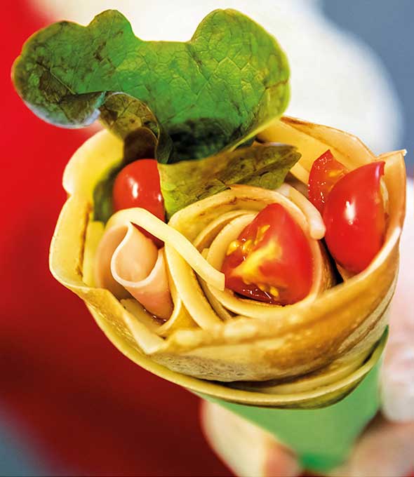 Tomaten, Salat, Käse und Schinken zeichnen die herzhaften japanischen Crêpes aus.