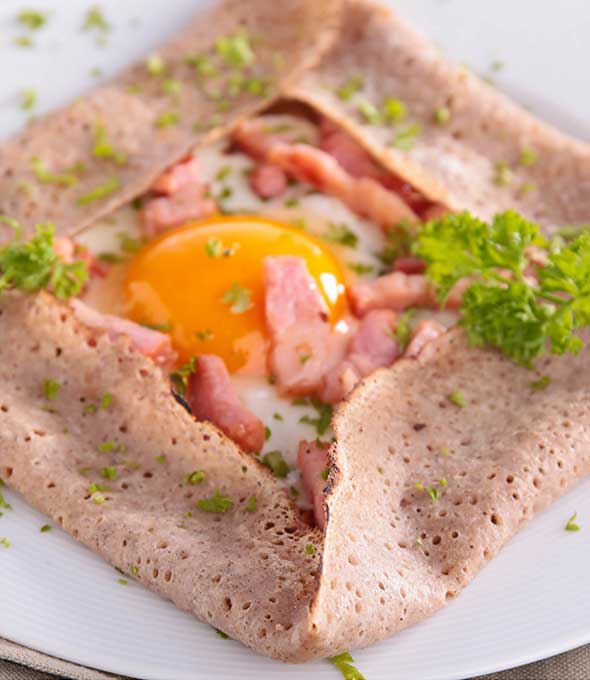 Essen, wie Gott in Frankreich: Galettes mit Schinken und Ei, verfeinert mit Petersilie. Foto: shutterstock