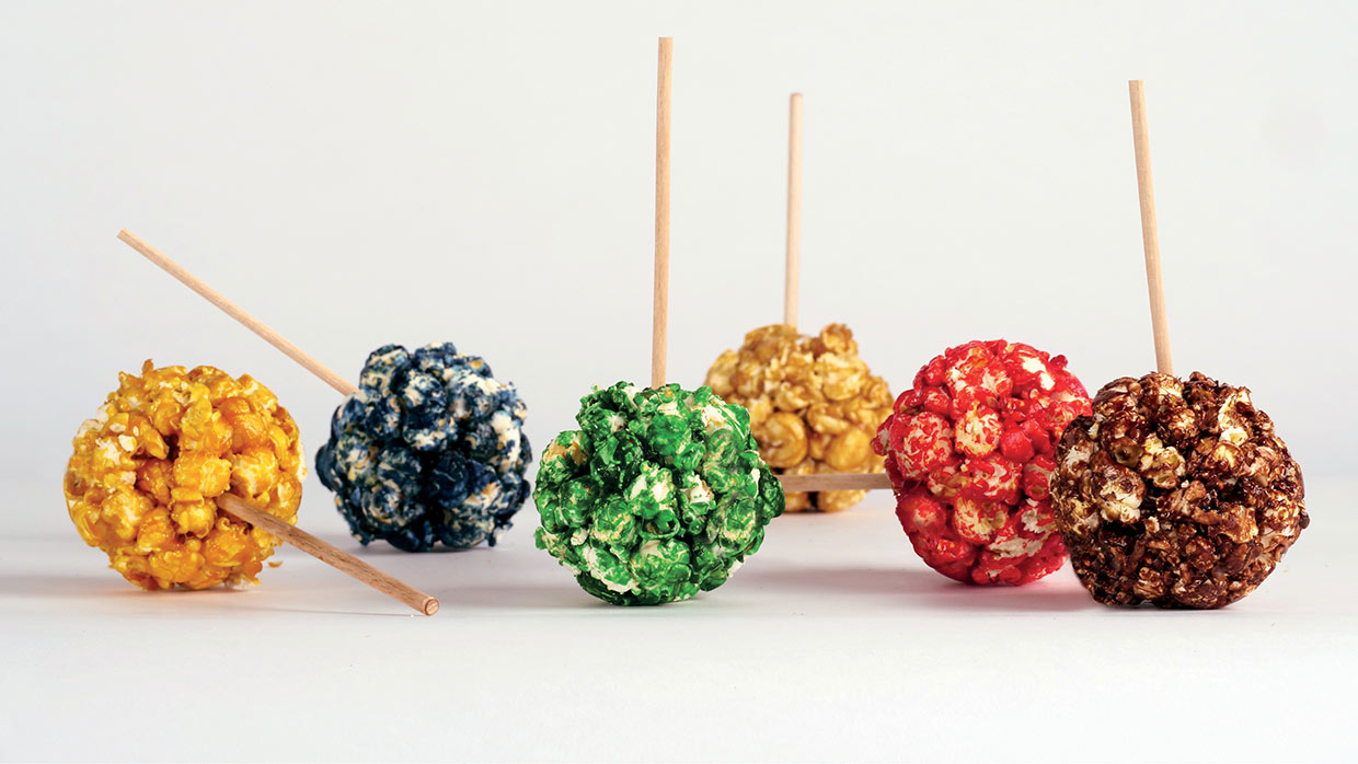 Bunte Popcorn-Bälle am Stiel