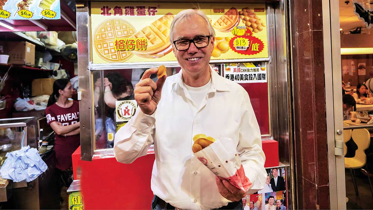 Helmut Haase probiert Bubble-Waffeln, Hongkong Central