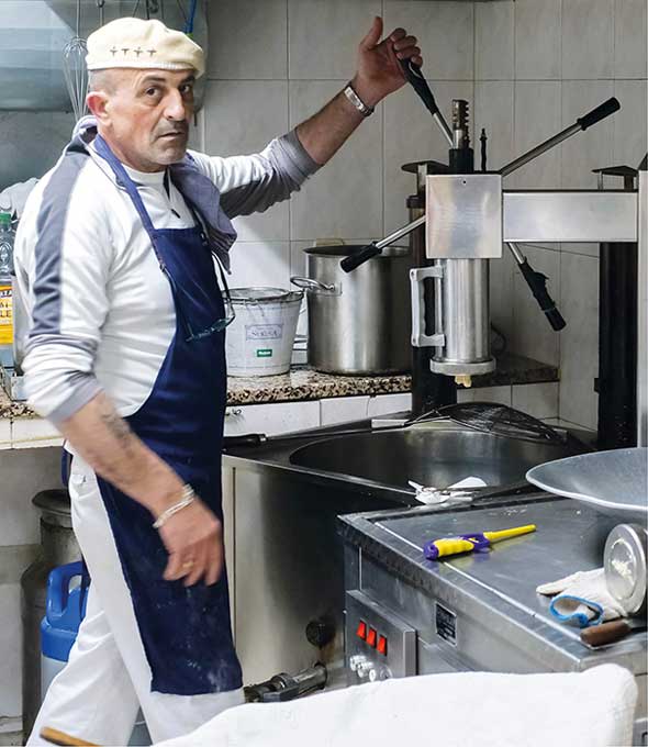 Blick in die Küche bei El Churrero de Lerin – der Kult-Adresse für Churro-Fans in Pamplona